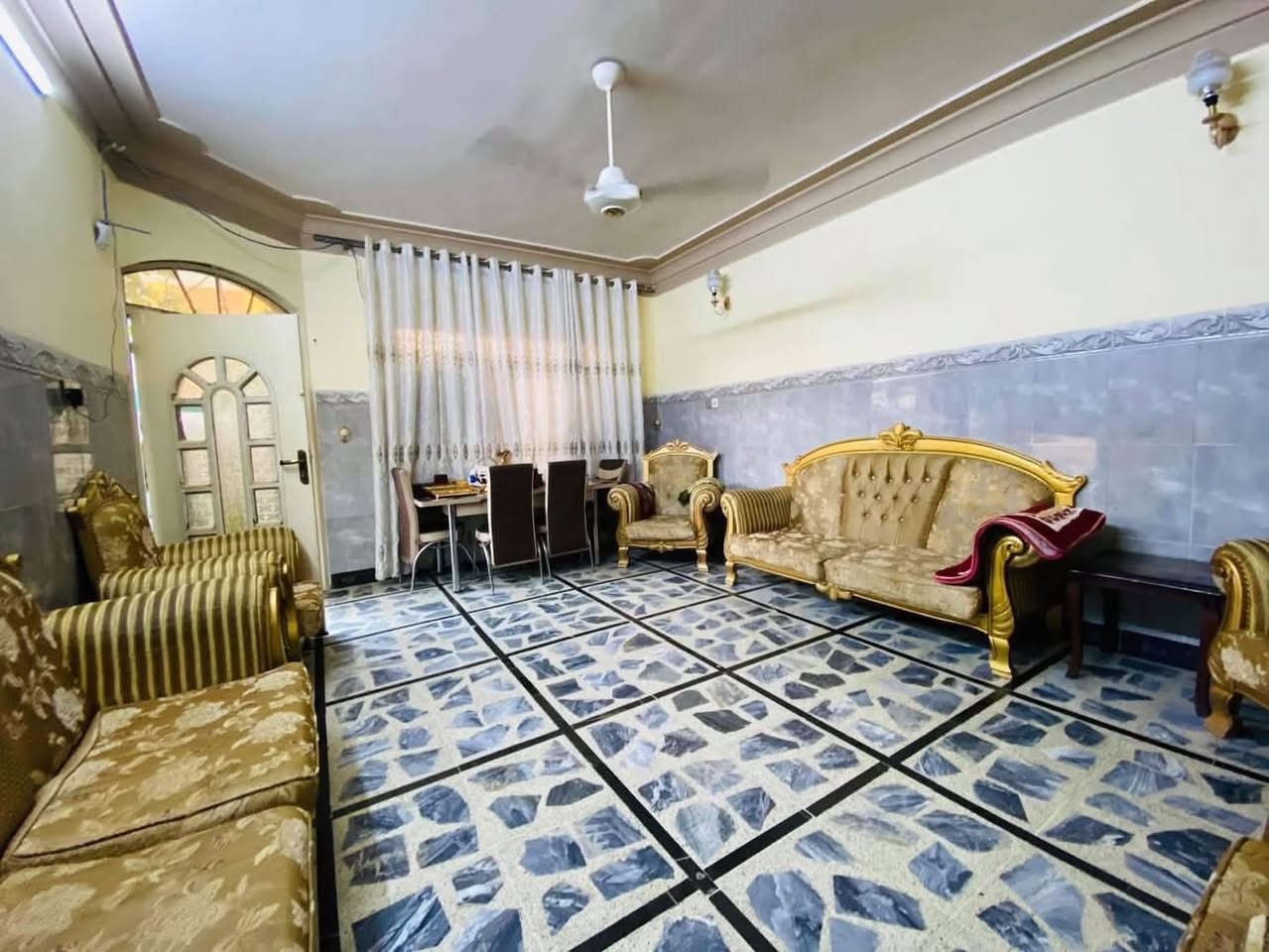 🔴عقار للبيع من :
عروض مكتب (( مملكة الخير )) لتجارة العقارات 

•بيت للبيع في حي الصديق الاولى خلف مرطبات البحرين 
•المساحة: 300 متر واجهة 11 ونص شارع تبليط بعرض 12 متر 
 
طابقين / درج خارج وداخل البيت 

الطابق الارضي غرفتين نوم وهول واستقبال ومطبخ وصحيات 
الطابق الثاني اربعة غرف وهول وصحيات 

🌍الموقع : حي الصديق الاولى خلف مرطبات البحرين 
📃 سند سكني ملك صرف / شرط القرار التمليك  والتحويل 

#مملكة_الخير_للعقارات عنوان المكتب:  الموصل _ سايدين مرطبات البحرين قرب قاعة الفخامة للاعراس 
📌 نستقبل عقاراتكم في اغلب مناطق الموصل ..

‭0751 007 1659‬ ‬

‭0770 606 6687‬
