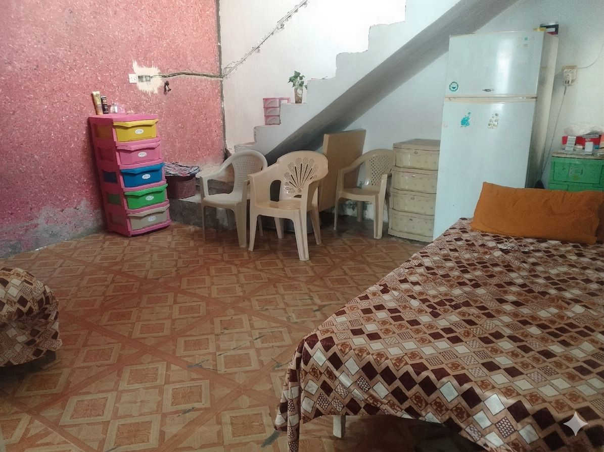 السلام عليكم بيت مساحة 100 متر مربع الواجهة 6.6 متر ونزال 15 متر 
يحتوي على استقبال ومطبخ وحولي وبيتونة سقفها چينكو وطارمة وخدمات صحية والبيت طابو سكني يتسلم عليه قرض في منطقة الراشدية _ البدعة وبيهة مجاري كاملة وكهرباء وماء ومدرسة ابتدائية قريبة على البيت بس بعد مابيهة تبليط وتبعد عن الراشدية والحسينية مسافة 10 دقائق 
السعر 85 وبي مجال 
للأستفسار التواصل على الرقم رصيد أو واتساب
***********
