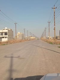 يوجد لدينا قطعه ١٠٠ م مساحه الواجهة ٦وربع في الدورة مجمع الرحمن  السكن...