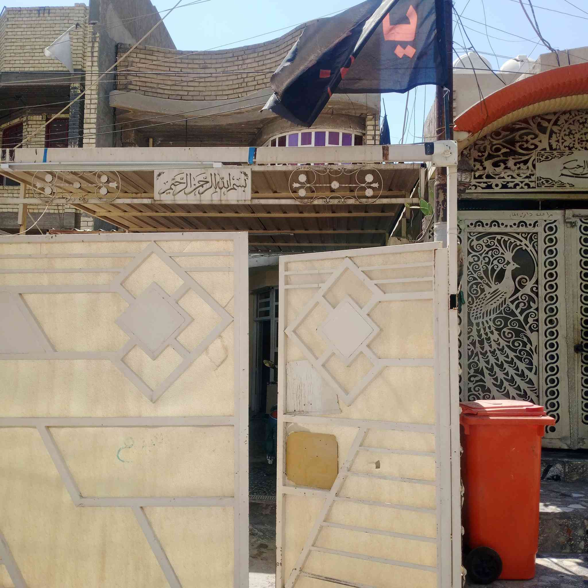 السلام عليكم بيت 150متر طابو صرف العنوان جسر ديالئ القديم بين شارع ستين وسبعين قرب حسينيه رسول الاعظم الواجه5والنزال 30بيت يتكون من اربع غرف نوم صالة استقبال مطبخ اس استفسار على الخاص ***********
