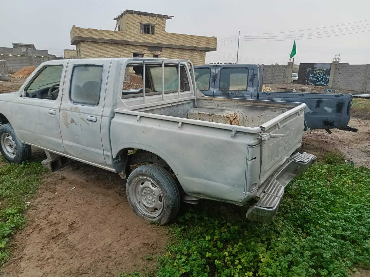 نيسان مزاد  مكان بغداد  السعر 22 اسويلك وكاله ***********
