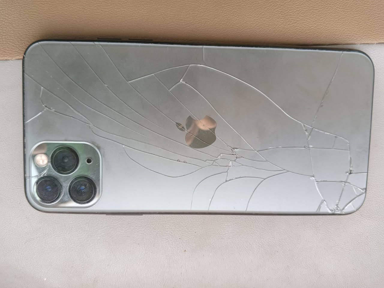 ايفون 11 برو ماكس فطر بل ضهر و شاشة بدله اصليه  بطاريه 73 بلادي 
لسعر 200 مكاني بغداد مدينة لصدر ***********
