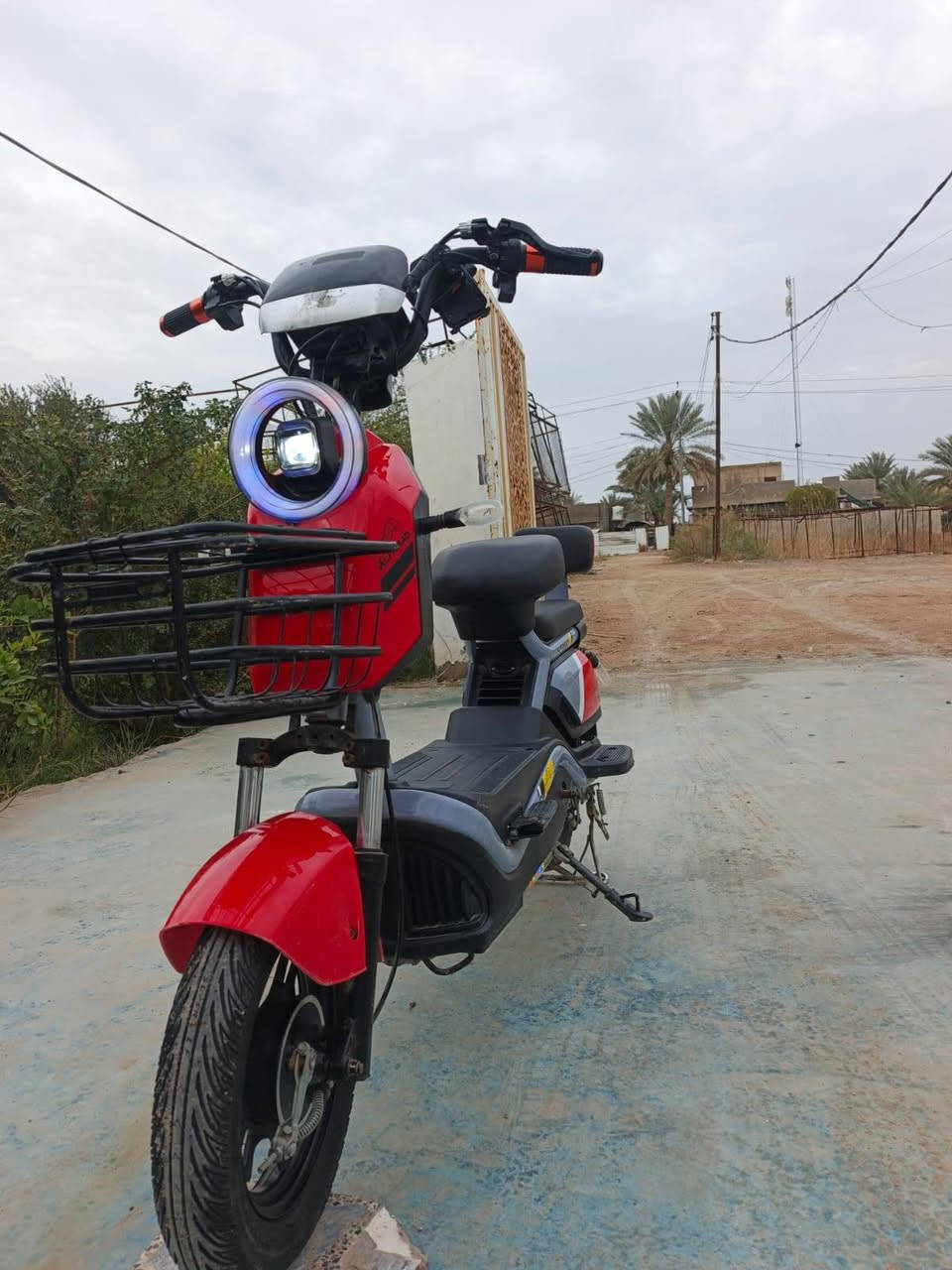 سلام عليكم بايسكل شحن سعره375وبي مجال نضافه60٪. اربع بطاريات 3سرعات غراضه كامله تايرات جدد بطاريات جدد شاحنته جديده البلوتوث يشغل يربط المكان سده الهنديه الرقم ***********
