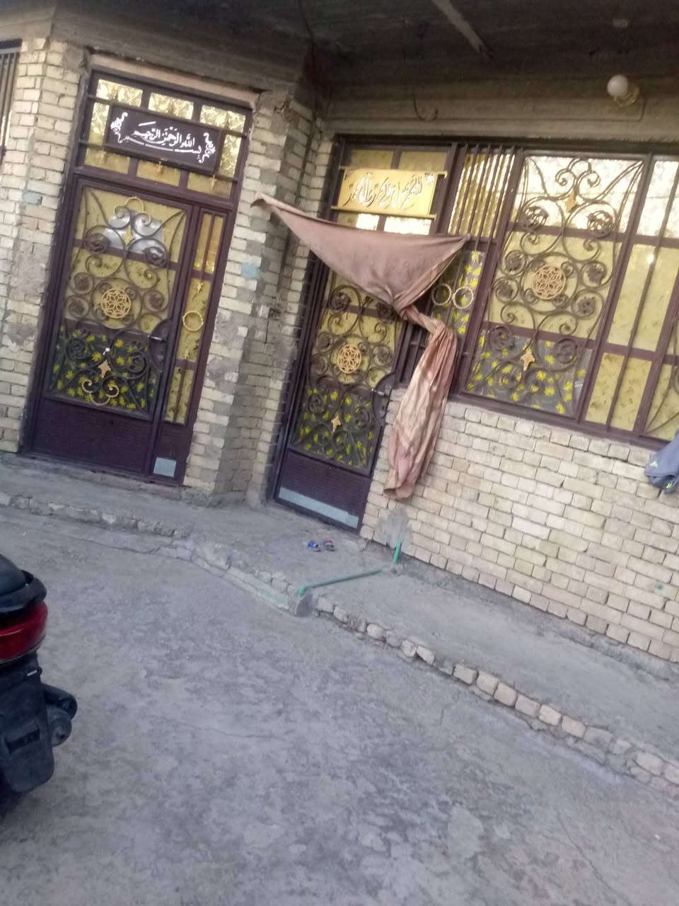 البيت للبيع المساحه 200متر بي كراج چبير اربع غرف طبقين العنوان مدينة الصدر حي طارق القديم للستفسار ***********
