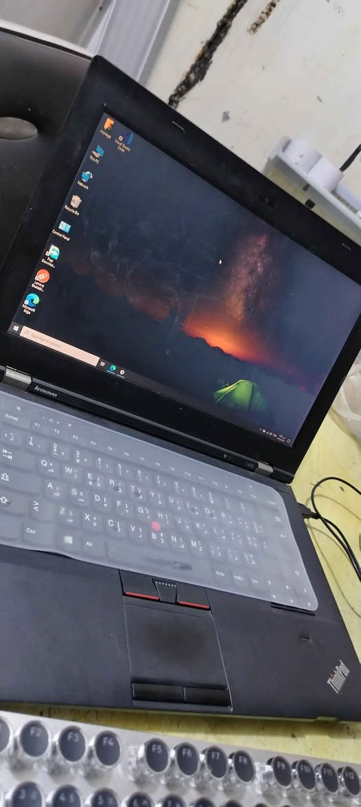 لاب توب Lenovo ThinkPad L430 للبيع - نظيف جداً
​التفاصيل والمواصفات:
​المعالج (CPU): Intel Core i7-3520M @ 2.90GHz.
​الذاكرة العشوائية (RAM): 8 GB.
​نظام التشغيل: Windows 10 Enterprise LTSC (نسخة مستقرة).
​حالة البطارية: تدوم حوالي ساعة ونصف (حسب الاستخدام).
​المنافذ والملحقات:
​منافذ USB: يحتوي على 4 منافذ (بما في ذلك منفذ USB 3.0 فائق السرعة).
​منفذ العرض: يحتوي على منفذ Mini DisplayPort (لربطه بالشاشات الخارجية والعارضات).
​منفذ القرص: مزود بـ DVD-RW (قارئ وكاتب أقراص).
​الشاحن: يأتي مع الشاحن الأصلي الخاص به.
​السعر:
​175,000
​ملاحظة للمشتري: الجهاز نظيف جداً وجاهز للاستخدام الفوري. المراسلة للجادين فقط النعمانية, واسط


**إذا كنت صاحب هذا الإعلان وتريد حذفه لأي سبب، رجاءا أرسل رسالة إلى الدعم الفني**
