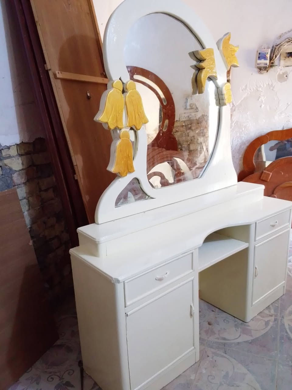 ميز مراية صاج تسكام عراقي
صبغ اوف وايت جديد  
جدا جدا نضيف
السعر 70الف
*********** 
العنوان حلة ناحية ابو غرق عامود 165
شارع الامام فرع سيد رسول
