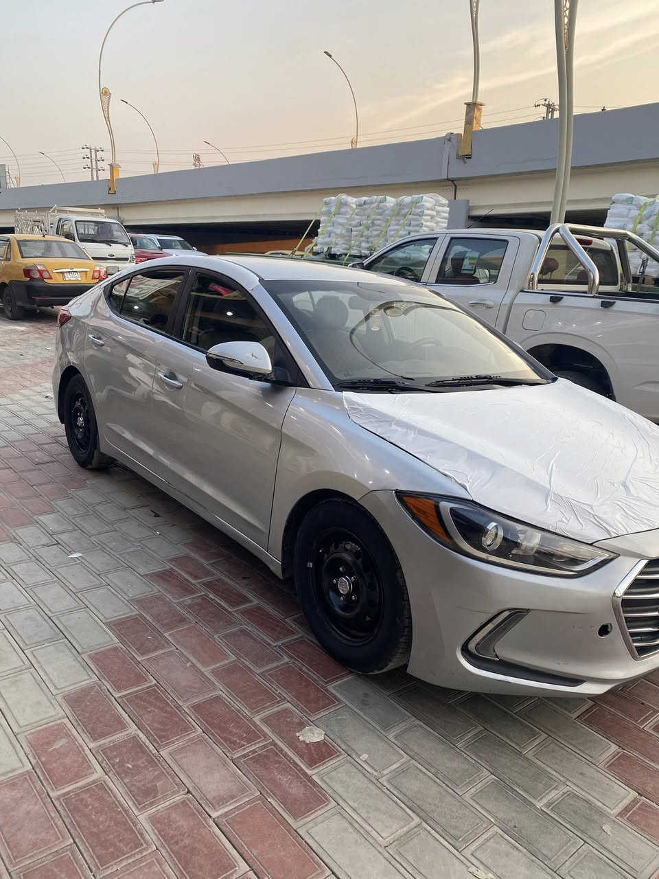–إلنترا 2018 بحالة مميزة للبيع/المراوس 🔥

إذا تدور سيارة عملية (مال شارع )+ مواصفات + شكل أنيق… هاي موجودة👇

🚗 هيونداي إلنترا 2018 – سلفر (اللون المرغوب)
📍 كربلاء – رقم مميز

✨ المواصفات:
✔️ مكينة 2000 (أداء قوي ونعومة)
✔️ كير أوتوماتيك AT
✔️ 3 أنظمة قيادة (سبورت – عادي – اقتصادي)
✔️ مثبت سرعة + مانع انزلاق
✔️ شاشة + CarPlay
✔️ تحكم ستيرن كامل
✔️ تدفئة مقاعد + تدفئة ستيرن
✔️ كامرة + أساور مرايا كهربائية
✔️ علامة ترحيب عند الدخول

🛠 الحالة:
 • مكينة وكير بحالة جيدة 👍
 • صبغ أمامي
 • بيها ملاحظتين خفيفات جداً (ما تأثر على الاستخدام)

📞 للتواصل:
***********
واتساب: ***********

💰 السعر؟
❗ اكتب “تم” وانطيك السعر خاص وما يكون خاطرك آلة طيب 

⸻

💡
