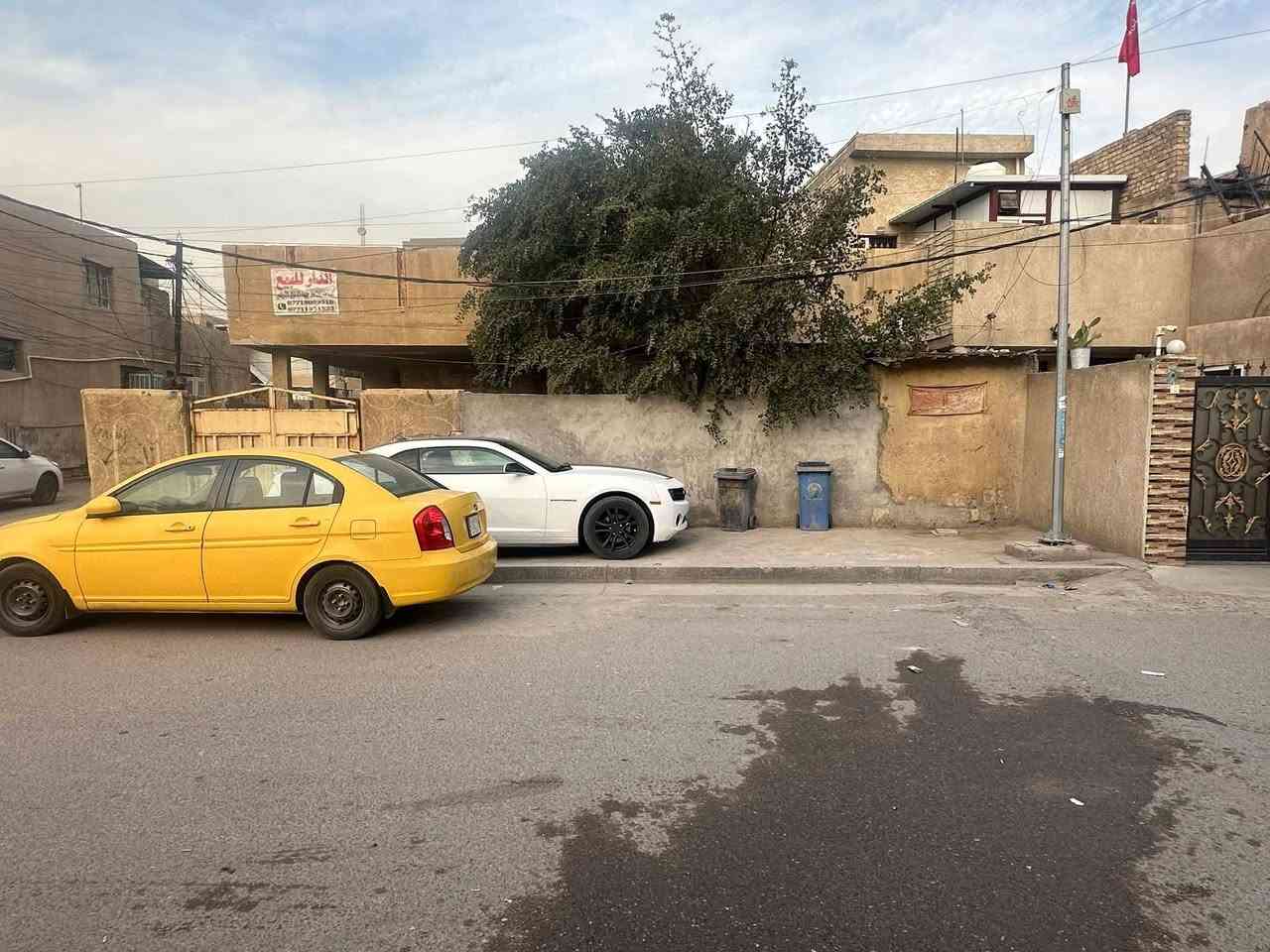 السلام عليكم البيت للبيع بناءقديم مساحة 260متر واجهة 13ونزال20 البيت بيعاع قطعة اراض موقع البيت زعفرانيه باظهره شارع المهد البيت ركن للاسفارتنه الاتصال على الرقم ***********
