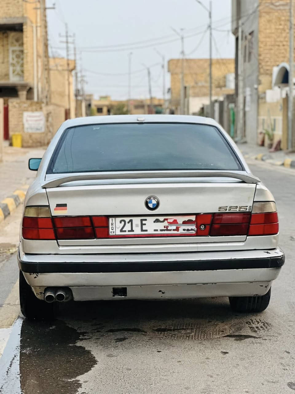 *للبيع | BMW 525i موديل 1992*
*"وحش التسعينات الألماني E34"* 💎

- *السيارة*: BMW الفئة الخامسة E34

- *الموديل*1993 اصل 

- *الحجم*: 525i

- *المحرك*: بشرط مسكر فانوس M50 - 2.5 لتر 6 سلندر، القوة والاعتمادية

- *الكير*: أوتوماتيك بشرط 

- *اللون*: سلفر ملكي، هيبة بالشارع

- *الرقم*: سليمانيه دولي باسمي هزه لل30

- *ويل كب*: M. الأصلي، يخبل على السيارة

- *كشنات مدوشمه ونضيفه  

- *السياره بيها جراد قماره وبنيد يرادلها فرن وصبغه مرتبه 

- * السيارة مصيونة ومرتبة، واضحة بالصور من بره وجوه
تبريد شغال وي السويج 
بجم عريض 
منضومه لايت زنون 

*📍 المكان*: واسط ***********
تعال وبخدمتك
