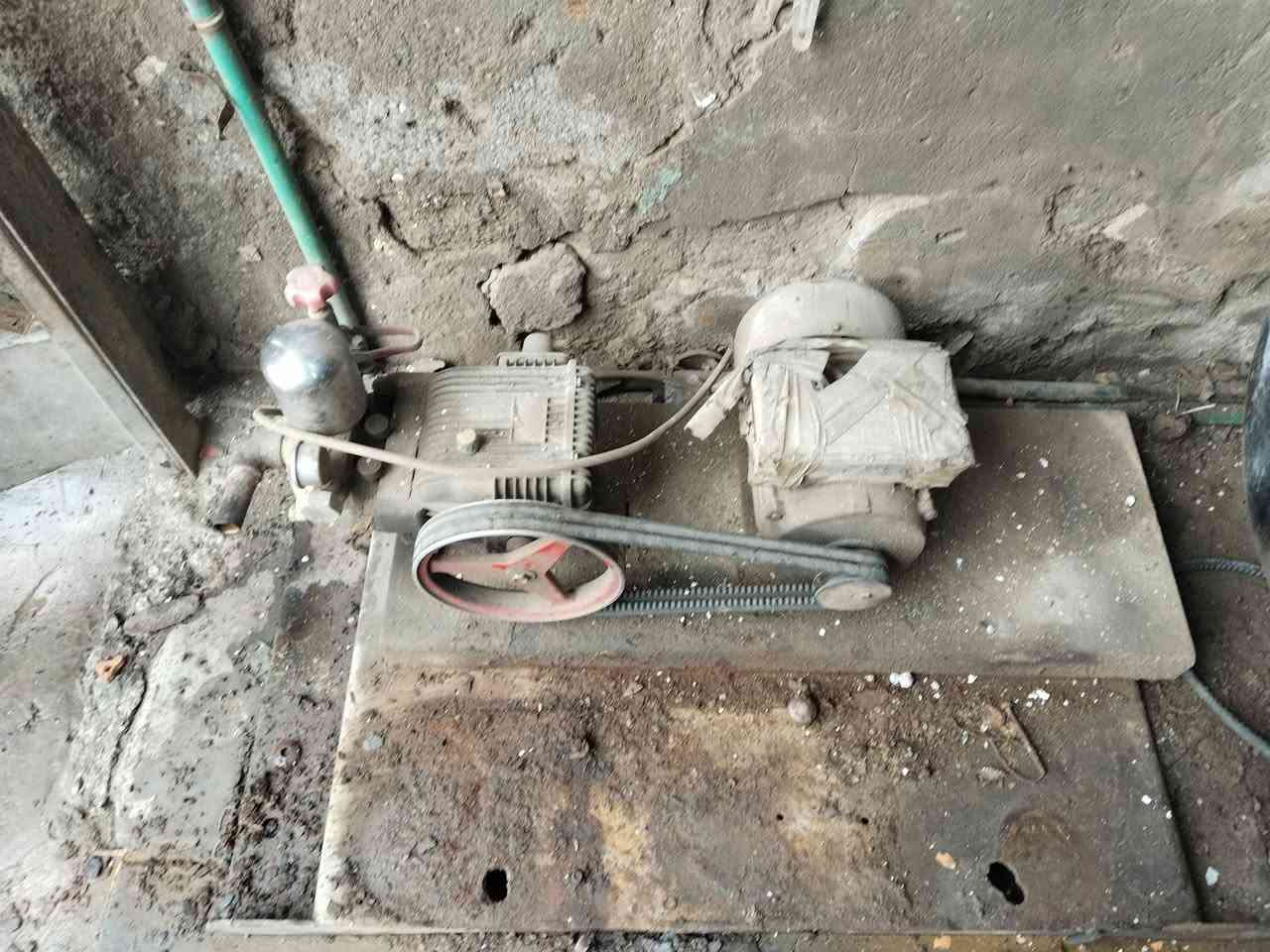 بطل كمبريسر كهرباء ٥٠٠لتر بطل بانزين سعه ٣٠٠ ماطور غسل للبيع المكان الشرقيه شغالات ***********
