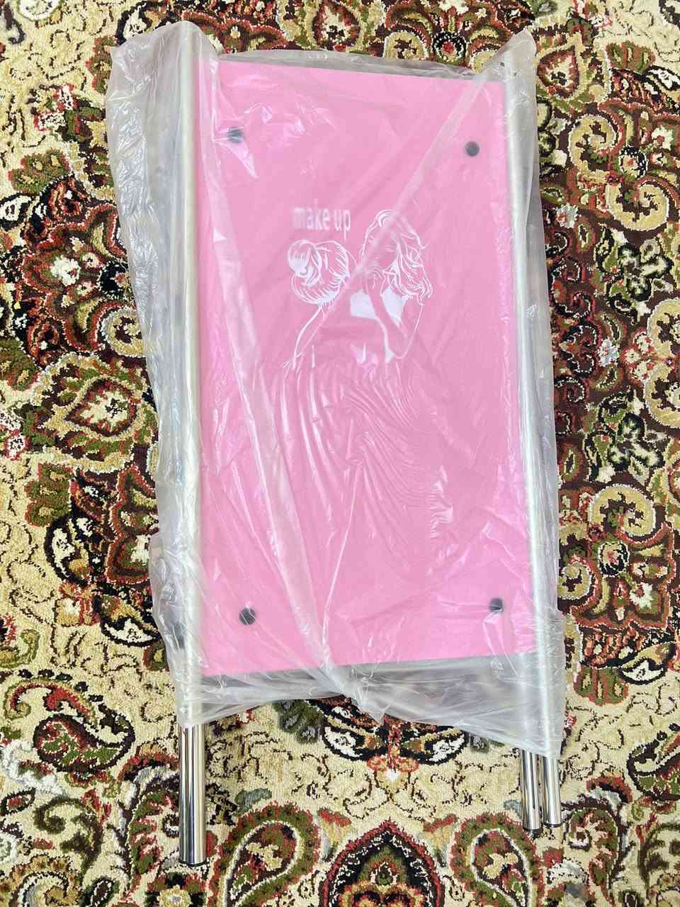 صالون حلاقة للبيع متكامل بعدة بالكارتون جديد مامستخدم  لمعرفة التفاصيل الاتصال بالرقم ***********
