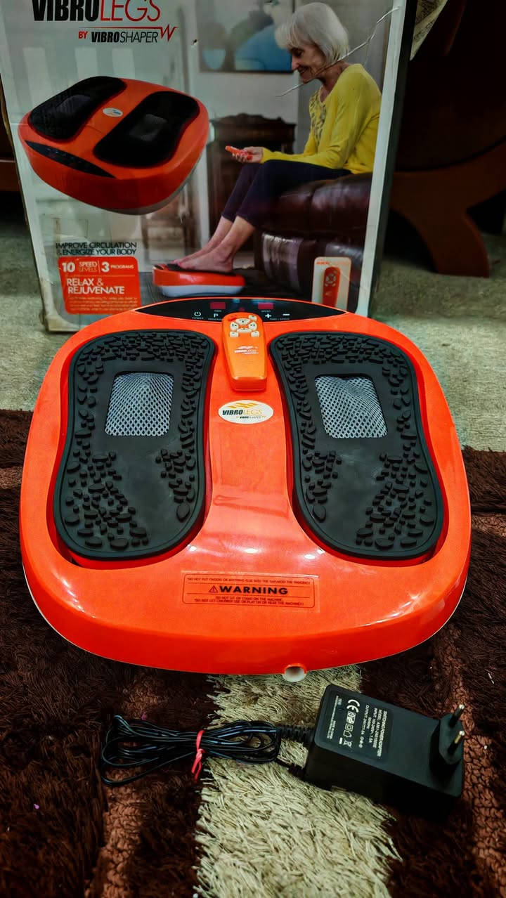 هذا الجهاز هو VibroLegs، وهو عبارة عن منصة اهتزاز وتدليك مصممة خصيصاً للأقدام والساقين. يعمل الجهاز من خلال مزيج من الاهتزازات (Oscillation) ورؤوس التدليك بالضغط الإبري (Acupressure) التي تدور لتنشيط العضلات وتحسين الدورة الدموية أثناء الجلوس. 
Wallapop
Wallapop
 +3
المميزات والفوائد الأساسية
تحسين الدورة الدموية: تساعد الاهتزازات في تخفيف الشعور بـ "ثقل الساقين" وتنشيط تدفق الدم.
تخفيف التوتر العضلي: تعمل رؤوس التدليك الدوارة على فك التشنجات في باطن القدم.
أوضاع تشغيل متعددة: يتضمن الجهاز برامج تلقائية (عادةً 2-3 برامج) بالإضافة إلى وضع يدوي للتحكم في السرعة والوقت.
التحكم عن بعد: يأتي مع جهاز تحكم (ريموت) لتغيير الإعدادات بسهولة دون الحاجة للانحناء.
السعر 40 الف


**إذا كنت صاحب هذا الإعلان وتريد حذفه لأي سبب، رجاءا أرسل رسالة إلى الدعم الفني**