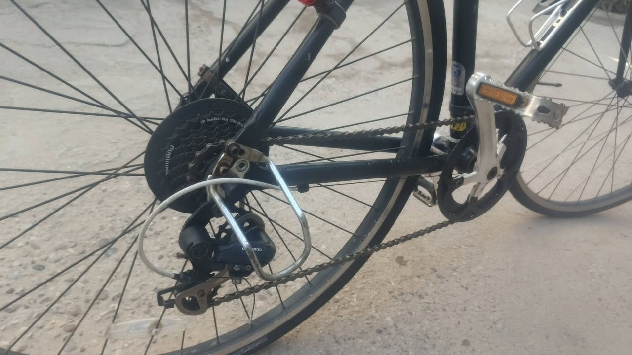 دراجة هوائية من نوع "WEEKEND BIKES"، ومقاسها 510، C700 وتتميز بهيكل من معدن الامنيوم أسود اللون سستم شيمانو اصلي
السعر المطلوب 150 الف 
رقم 📱 ***********
