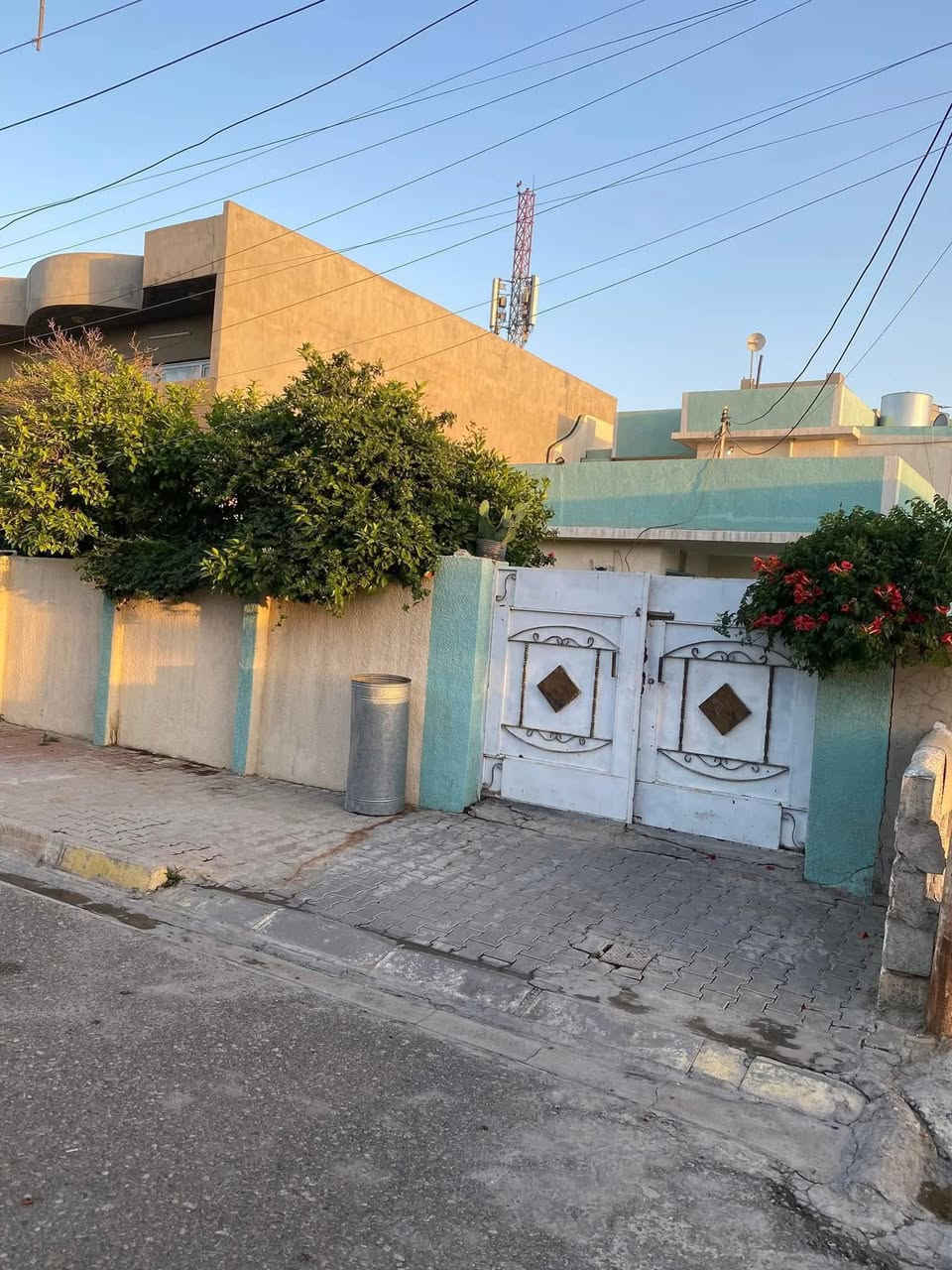 بسم الله
للبيع بيت طابقين طابو 300 متر في حي النصر بناء طابوق نضيف على شارع الكوسترات عريض قرب ساحه الغاز وجامع مكه المكرمه والمدارس السعر 175
***********
