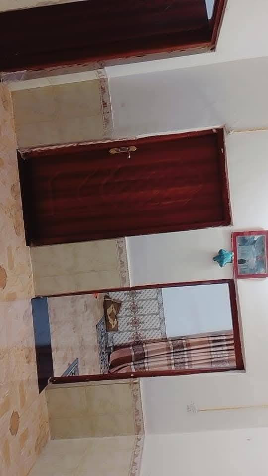 بيت للبيع طابو صرف دولان ١٣٥المكان الحي العسكري الشرقي الملحق غرفتين نوم واستقبال وصاله ومطبخ وحمام وستاره جميع الخدمات متوفره تبليط  البيت نضيف وعالي عن الشارع الارضيه بورسلاين والهزاير سيراميك ***********
