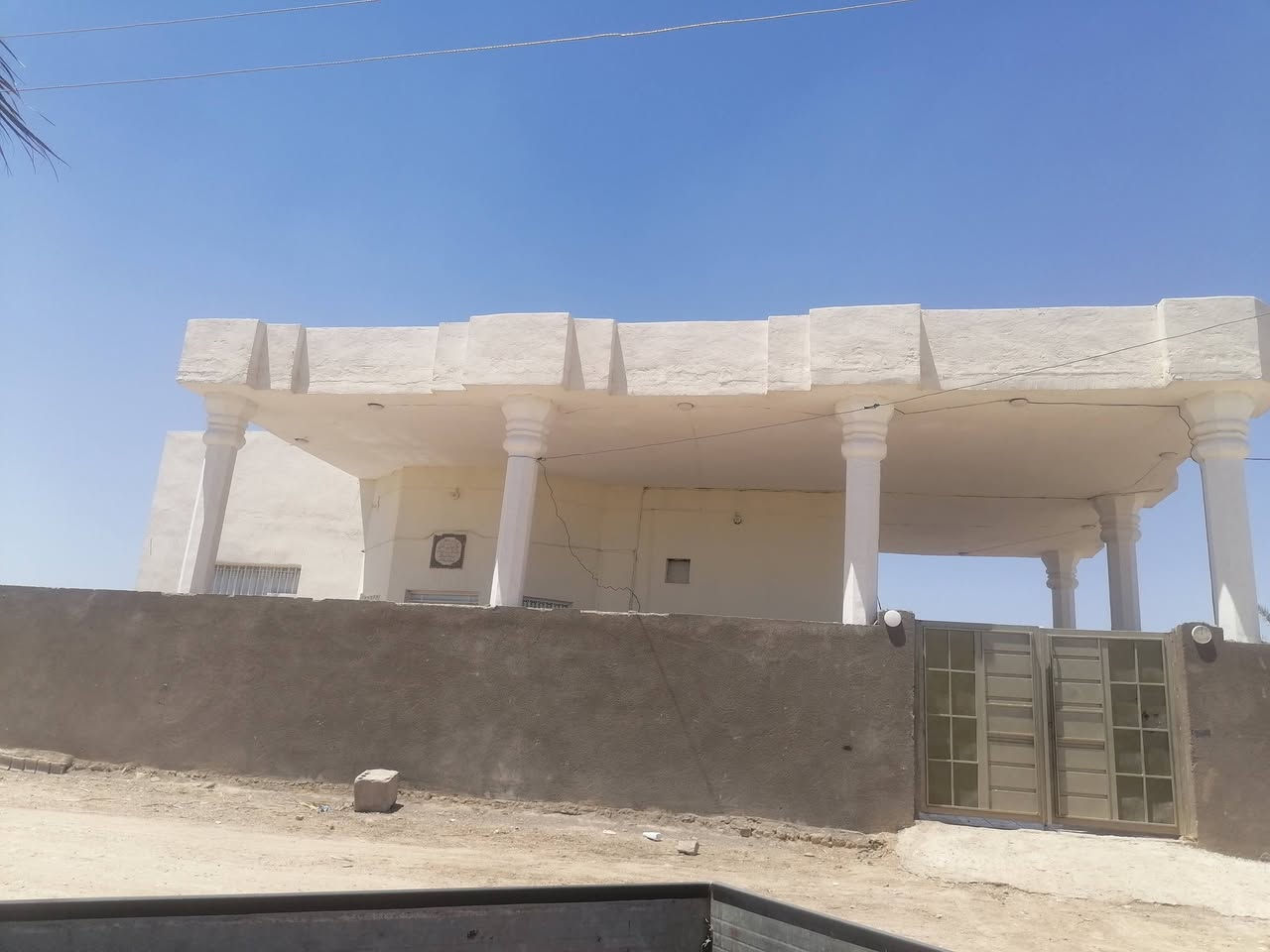 سلام عليكم بيت. لبيع مساحه ٦٠٠متر موقع مهدي عاكول بيت يحتوي عله ٣غرف وصاله واستقبال ومجموع معه فضلت ممرات  صحيات داخليه. وخارجيه
السعر 110وبيه مجالل 
استفسار أكثر انتصل عله رقم ***********
