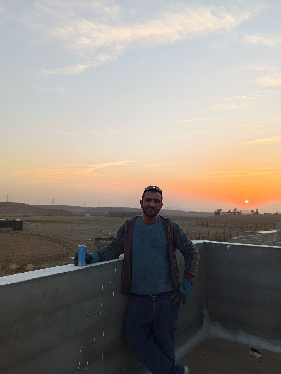 سلام عليكم اني شاب من بغداد شتغل حداد متنقل وجوال سعر الكرفان المتر 25الف ابكل مكان  هذا رقمي ***********
