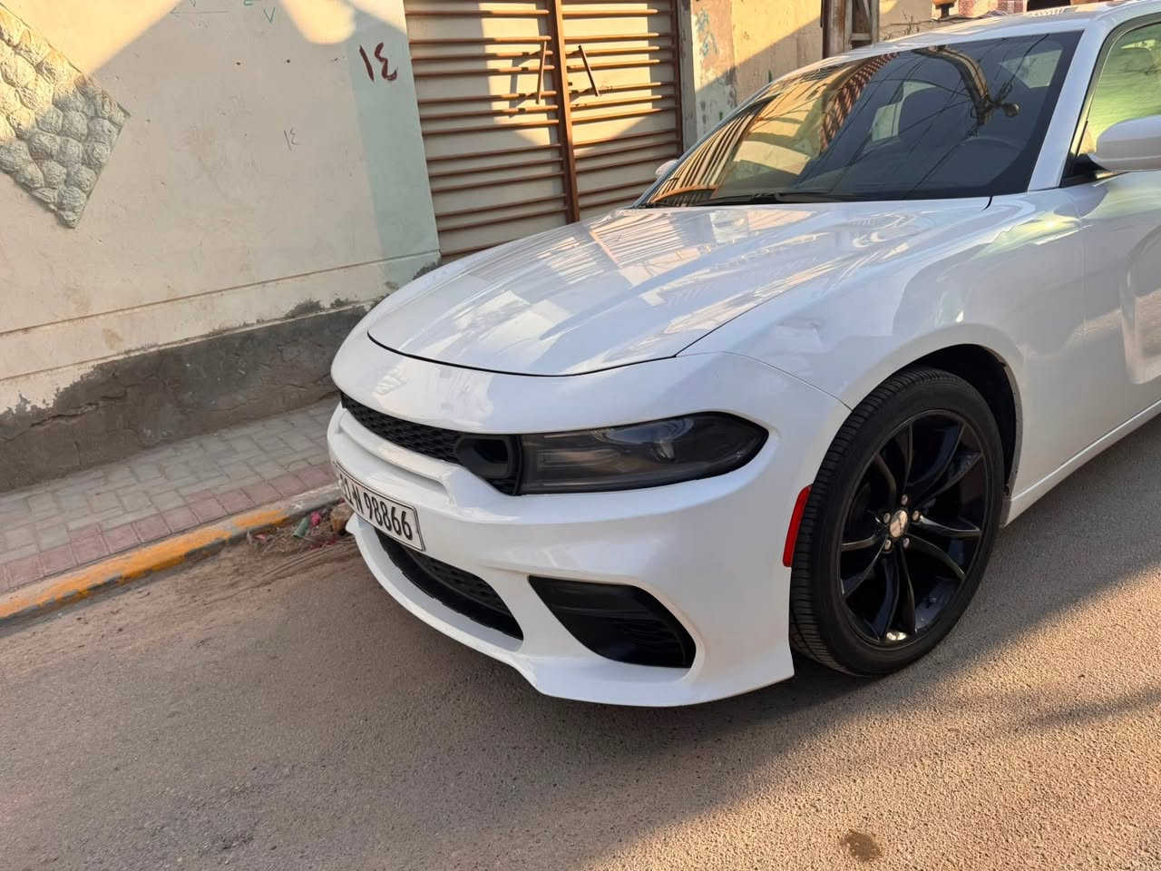 السلام عليكم
جارجر sxt موديل 2016 
لون ابيض ماشية 111 الف مايل المواصفات معروفة ومثل ماشوف كدامك بالصور 
حادثه بيبان ثنين مبدلات ومصبوغات والجوملغ الامامي مصلح نفسه ومصبوغ والجوملغ الخلفي مابي شي بس مصبوغ شويه منه ملاون وي البيبان
السيارة رقم بغداد الجديد بسمي مداور ثاني يوم
السعر  175 وبيهة مجال
مكان السيارة بالديوانية 
*********** اتصل وبيك خير وتدلل
