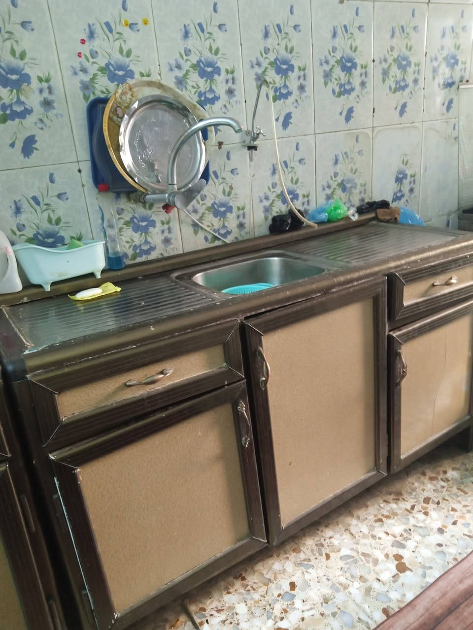 كاونتر للبيع 2متر مع ملحق وسنك متر ونص قوي و نضيف السعر 200 الف مكان رئاسة العبيدي للاستفسار اتصال ***********
