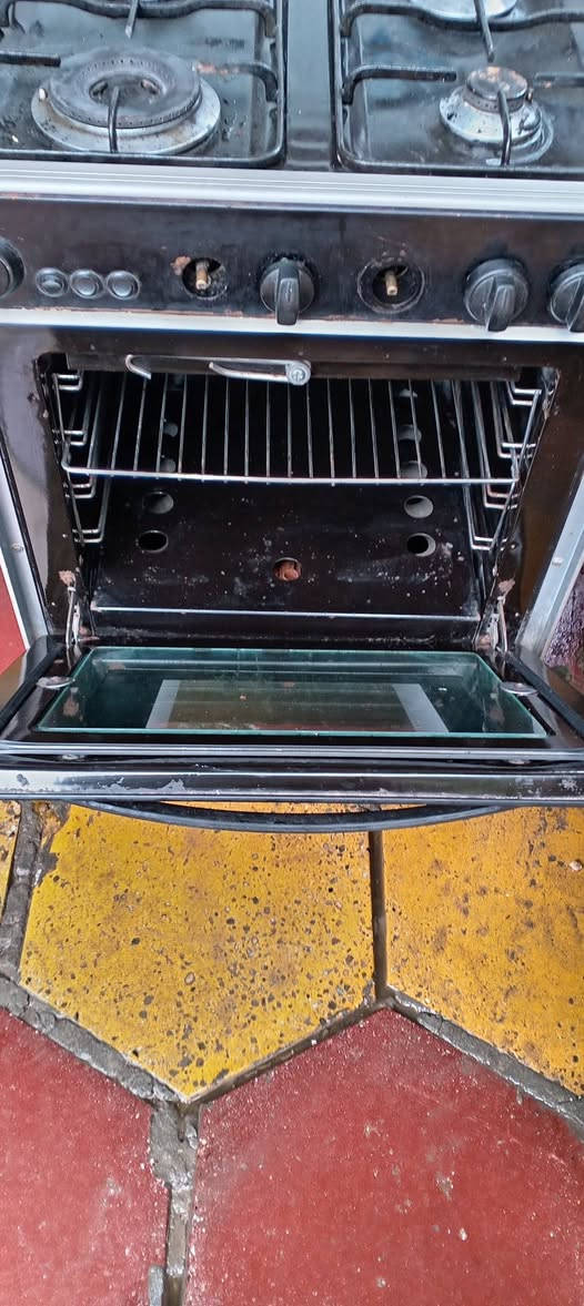 طباخ شغال كلش نضيف اخو جديده مكان بل كماليه سعر 80بي مجال اتصل ع رقم ***********
