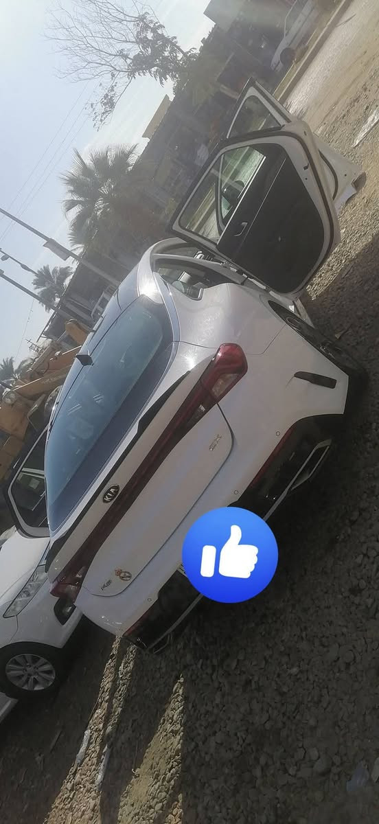 K5. 2021
الفئة: EX. 

المحرك: 1.6T تيربو 4 سلندر بنزين

ناقل الحركة: أوتوماتيكي. 

عدد المقاعد: 5. 

مادة المقاعد: جلد.

– سقف بانورامي/فتحة سقف. 
– كاميرا خلفية + حساسات وقوف. 
– مصابيح أمامية LED.

– شاشة تحكم. 
– Apple CarPlay & Android Auto. 
– شاشة عرض 

– تكييف هواء أوتوماتيكي. 
– تدفئة وتبريد المقاعد (Seat heater & cooler). 
– مقاعد جلد.

– مثبت سرعة. 
– نظام مراقبة النقطة العمياء Blind Spot Monitor. 
– فرامل ABS + ESP 
– نظام مفتاح ذكي وتشغيل عن بعد. 
– كاميرا 360° في بعض السيارات.
– حساسات وقوف أمامية وخلفية. 

✔️ سقف بانورامي / فتحة سقف
✔️ كاميرا خلفية + حساسات
✔️ Apple CarPlay & Android Auto
✔️ مراقبة النقطة العمياء
✔️ تبريد وتدفئة المقاعد
✔️ مفتاح ذكي + تشغيل عن بُعد
✔️ مثبت سرعة
✔️ نظام ABS + ESP
رقم بابل  وكاله عامه 
***********
