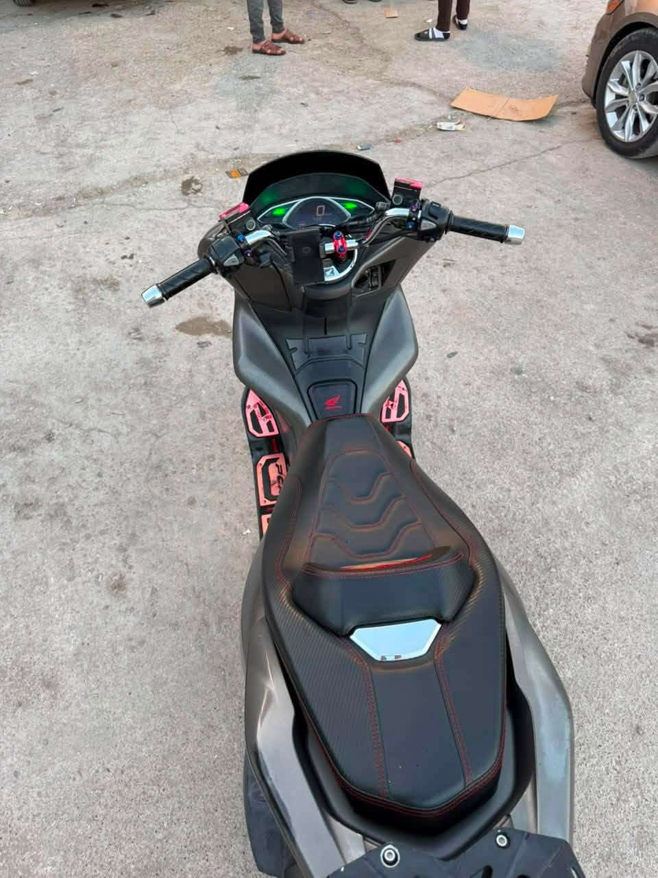 Honda PCX
🎨 اللون: رصاصي مطفي 
⚙️ ناقل الحركة: أوتوماتيك (CVT)
💡 الإنارة: LED أمامية وخلفية
🛞 فرامل: دسك أمامي
⛽ حقن إلكتروني (PGM-FI) ويوفر بالبنزين.  

* شكل رياضي وأنيق.
* محرك هادئ واقتصادي.
* الإطارات بحالة جيدة.
* الهيكل نظيف وواضح من الصور.

💰 السعر: (17 ورقة وبيه مجال)
📍 الموقع: (ديالى المقدادية)
📞 للتواصل: ‭***********‬
