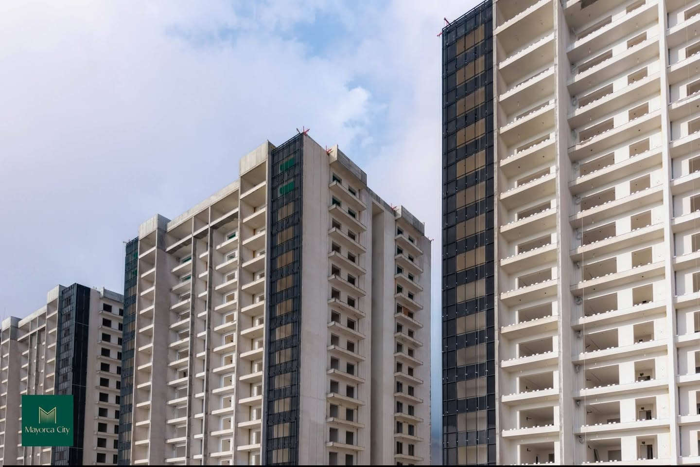 "مایۆرکا سیتی دوای باران تابلۆیەکی دڵڕفێنە! لە بۆنی خۆشی خاک و سەوزاییەوە تا بریقەی شەقام و باڵەخانە بەرزەکان، ئێرە لە هەر ساتێکدا تام و چێژی تایبەتی خۆی هەیە و سیمایەکی بێوێنە دەبەخشێت."

مایۆرکا سیتی، جوانییەک لە دڵی سروشتدا
بریکاری فرۆشتن
مامۆستا نجم الدین
***********
***********
