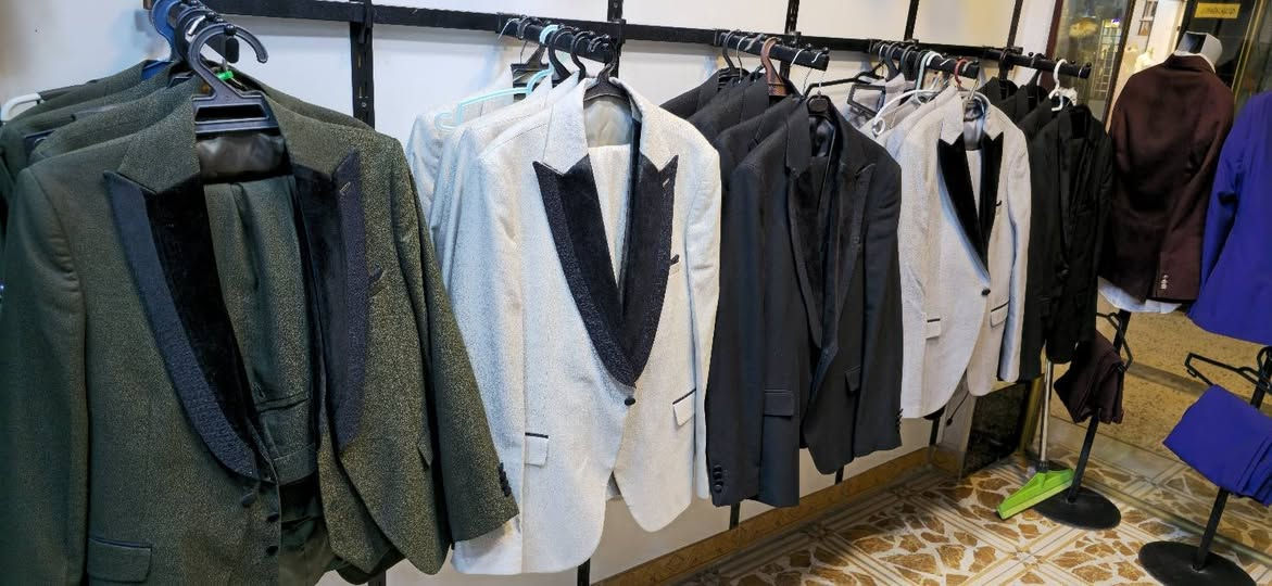 سلام عليكم قوط للبيع بسعر مناسب جدا مال تعزيلة اي قطعة ب محل بسعر 25 الف فقط بضاعة جديدة الموقع بعقوبة شارع الأطباء سوق الاعراس مقابل مطعم زوبة.  الرقم ***********
