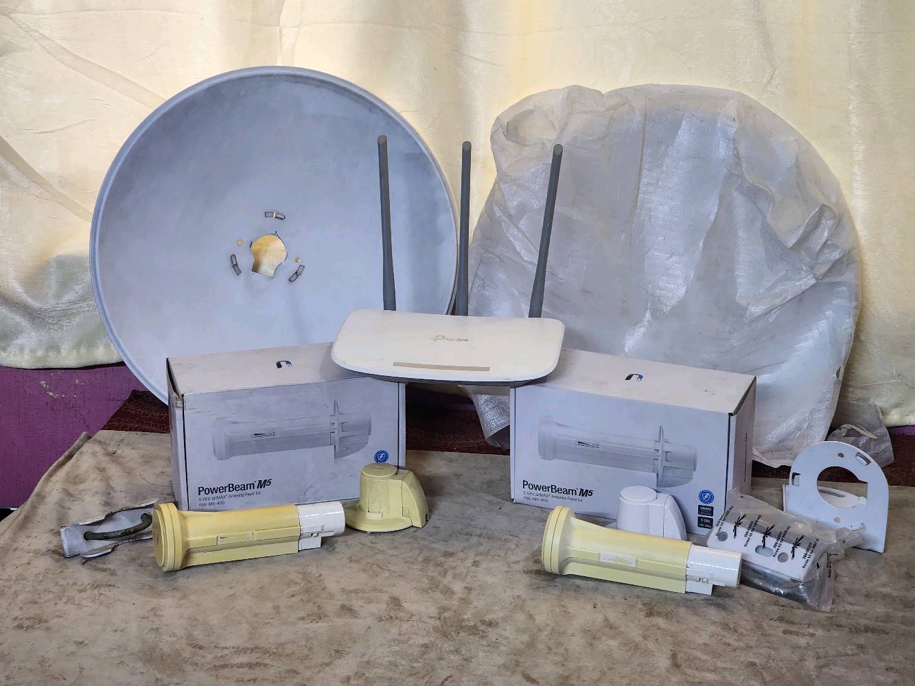 نانو باور بيم m5 400 واحد جديد استعمال قليل غراضه مامفتوحه بس محولات ماموجوده والثاني ماعرف شبية لما اربطه على ال ups يشتغل ويرجع يطفى هم محولات ماوياه وراوتر   tp-link 
TL-WR845N نضيف استعمال قليل وكيبل انترنت CAT6 طول 30 متر مامفتوح ولا مستخدم رايدهن ب 150 الف كلهم وماعندي توصيل مكاني بغداد ناحية الوحده