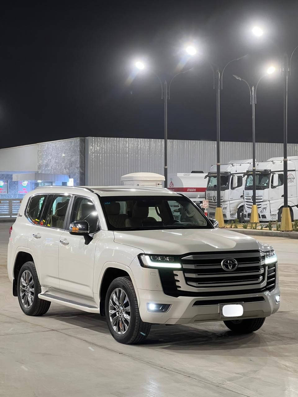 السلام عليكم تحية طيبة
لاندكروز ساز  2022  VX باب أول 
توين توربو
رقم بغداد 
مواصفات :- 
توين تيربو  ثلاث شاشات تطبيق 
سته سلندر  حساسات  كشنات حار بارد كشنات كهرباء امامي خلفي جلد خزن  5 بصمات 
وباقي المواصفات معروفة
شوية بيه بارد 
السعر 67500 $ وبيه مجال 
مكان السياره بغداد 
الأستفسار / ***********
