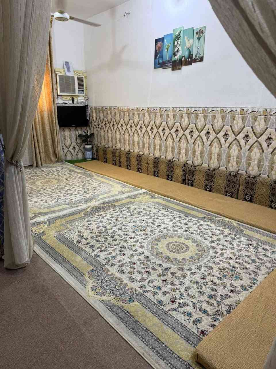السلام عليكم بيت مساحته 55 متر طابق ونص  في  حي الزهور تدخل اله من شارع ابو طالب والمدخل الثاني من شارع الجاير يتكون الطابق الأول صاله وغرفه نوم و مطبخ وصحيات والطابق  الثاني غرفه وصاله وسطح جبير  السعر 65 وبي مجال للاستفسار الاتصال *********** واتساب
