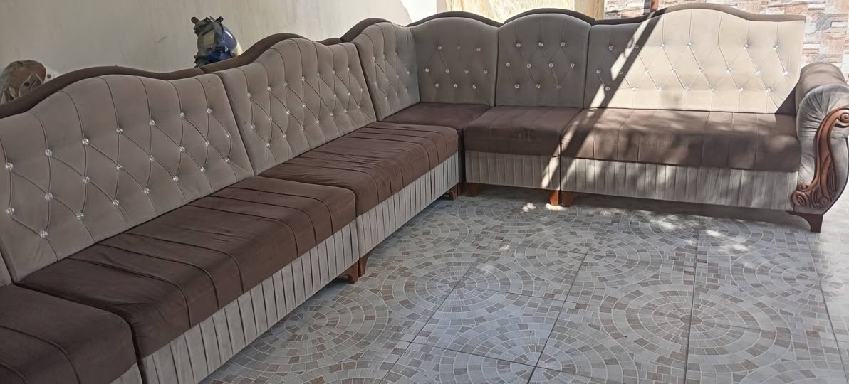 ديوان ٧متر سعره مناسب جداً وبيع مستعجل ***********
