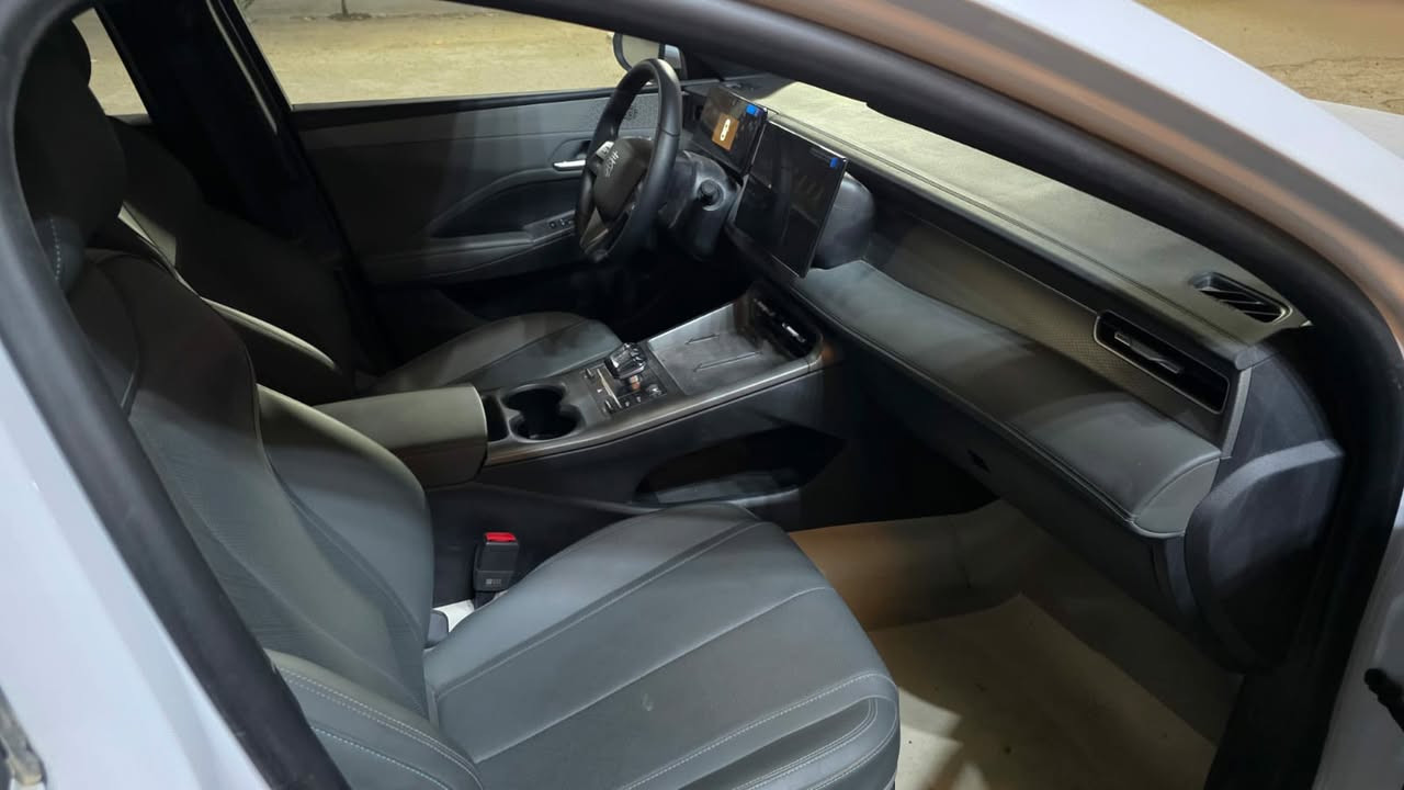 السلام عليكم ByD 2025 كن بلاص مرقم ماشيه2000 وقابل للزيادة مكفولة ويل كب كروم لون ابيض الداخل زيتوني مدوشمه كاعيةوصندوق مع الملاحقات السعر 18مليون رقم ***********
