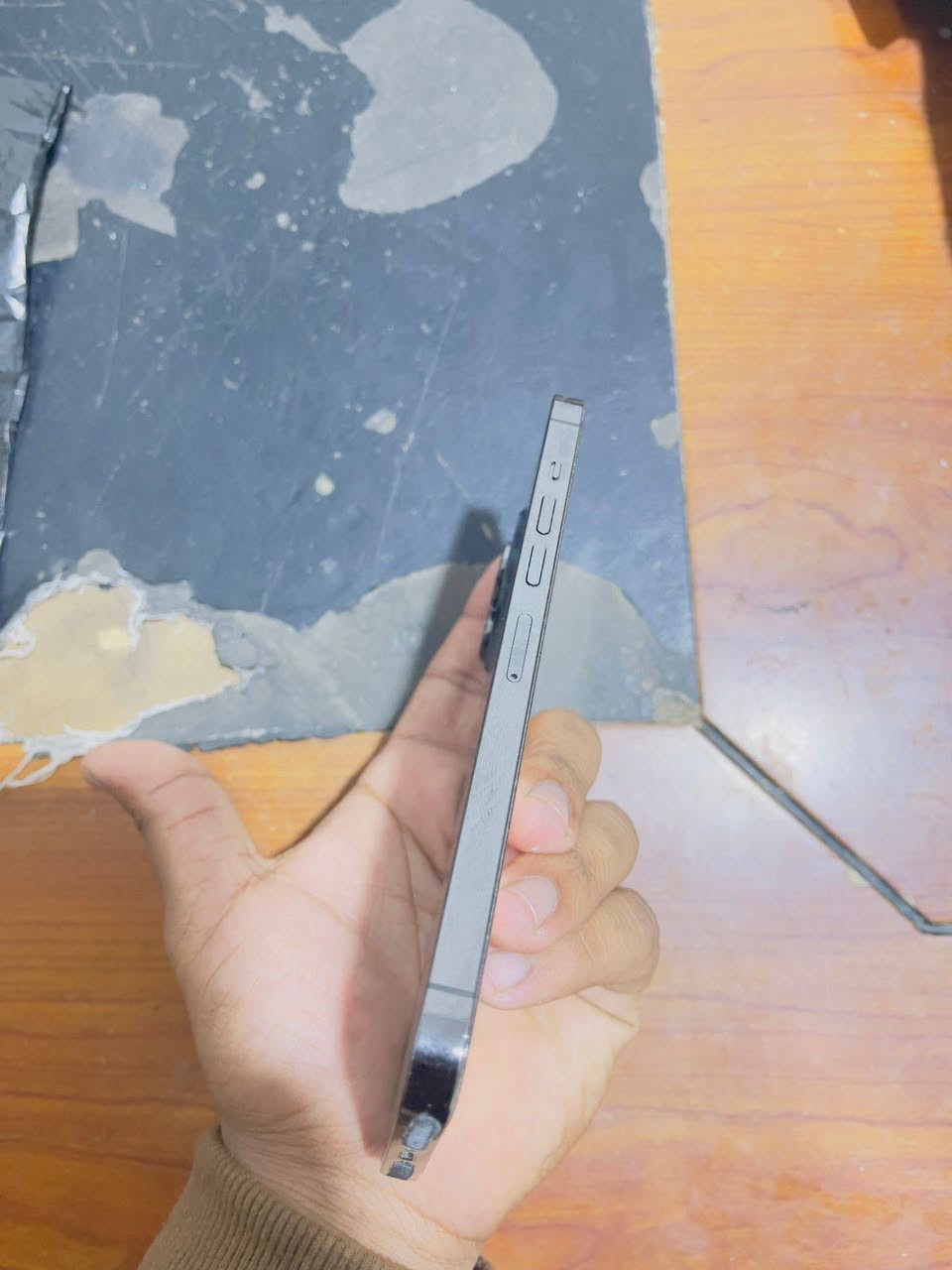 سلام عليكم جهاز البيع 13ابرو ماكس جديد ستخدام شخصي مريكي مكفول جديد كلش بطاريه 93و ذكره 256 مكاني البصره كرمه علي رقم الهاتف ***********
