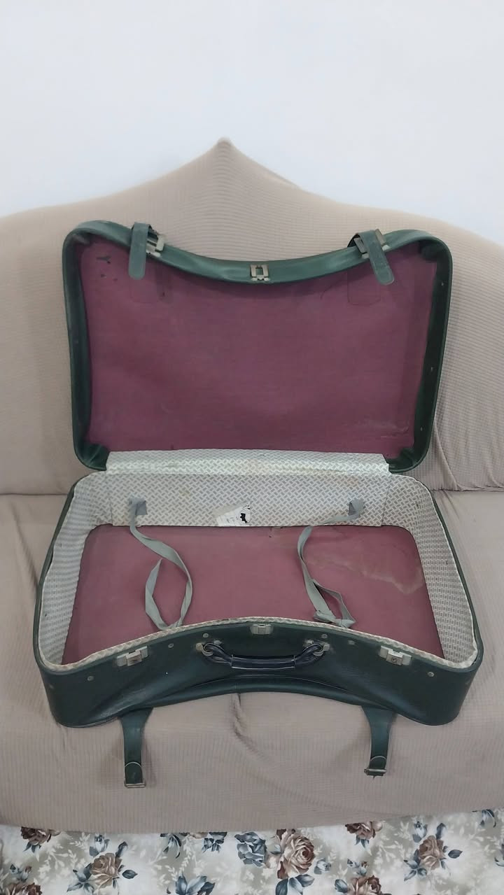 السعر ١٠ فقط نهائي
حقيبة سفر قديمة عظم
وحقيبة سفر قديمة جلد
المفتاح مفقود
هيكل صلب جدا والثانية متوسط
السعر ١٠ فقط نهائي للقطعة الواحدة
بغداد ... المنصور
للاستفسار تواصل خاص او بالتعليقات


**إذا كنت صاحب هذا الإعلان وتريد حذفه لأي سبب، رجاءا أرسل رسالة إلى الدعم الفني**