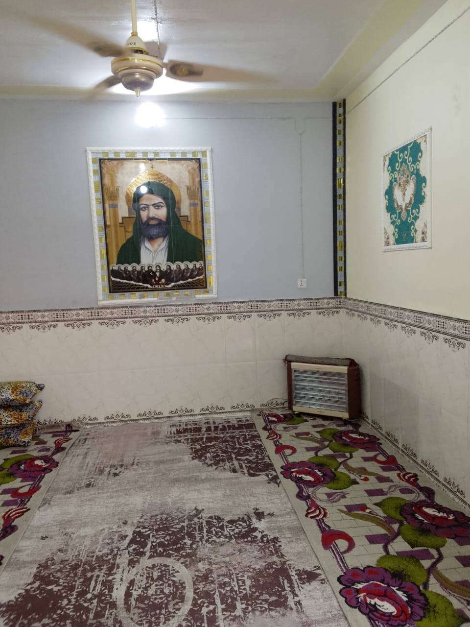 بيت للبيع بحي العدس بفرع الحسينيه
2غرف صاله ديوانيه مطبخ مخزن السعر 28 
***********
