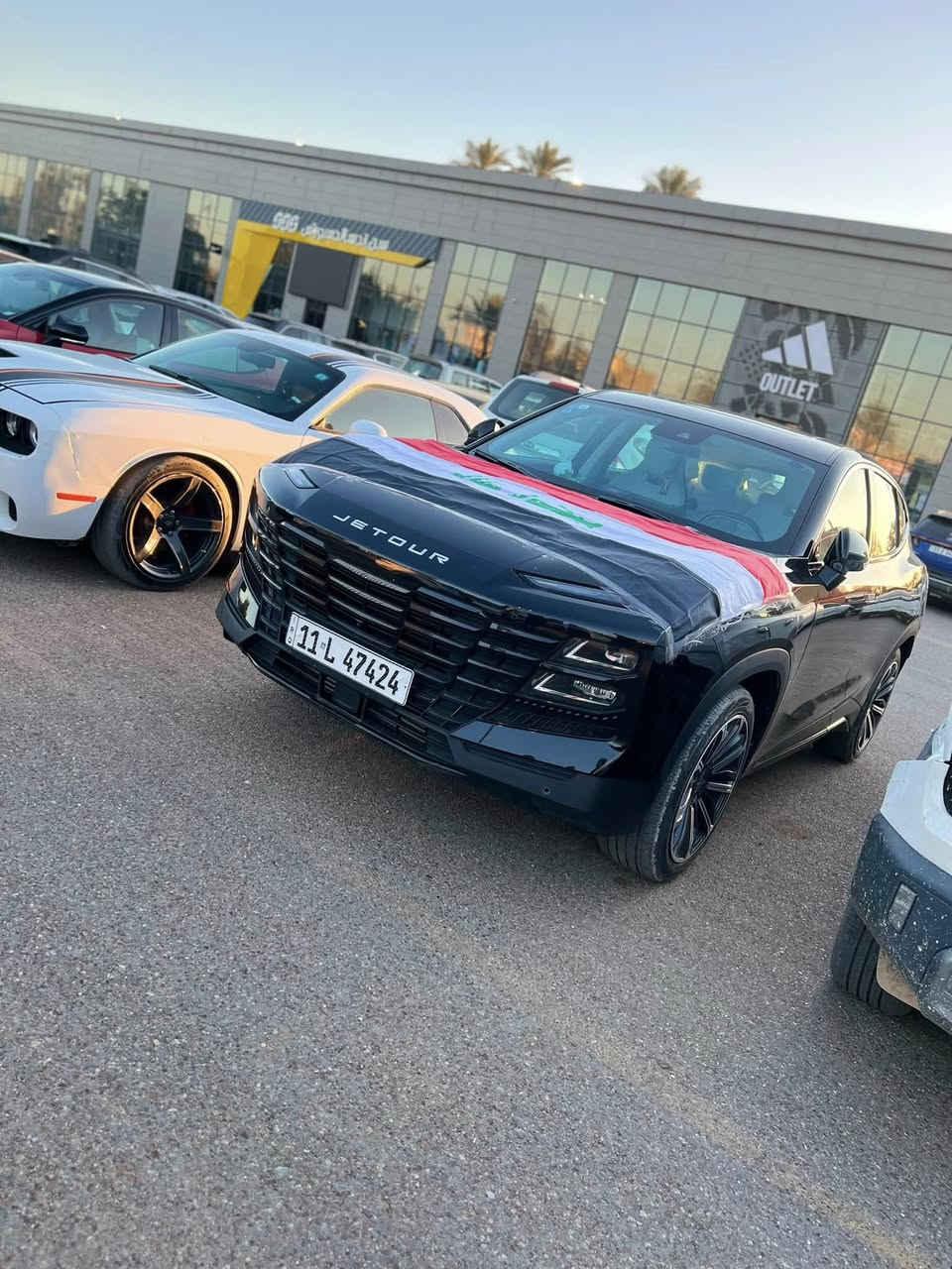جيتور داشينج لاكجري (Jetour Dashing Luxury) 
 ✨بأسمي 
سيارة دفع أمامي (FWD) رياضية متعددة الاستخدامات (SUV)  وأداء رياضي.
المواصفات الفنيةالمحرك: 4 أسطوانات سعة 1.6 لتر تيربو.القوة: 194 إلى 197 حصاناً.عزم الدوران: 290 نيوتن.متر.ناقل الحركة: أوتوماتيكي ثنائي القابض (DCT) بـ 7 سرعات.استهلاك الوقود: 14.4 إلى 16.7 كيلومتر لكل لتر (حسب ظروف القيادة).
سعة خزان الوقود: 57 - 60 لتراً.التصميم الخارجي والداخلي 
الأضواء: مصابيح أمامية وخلفية بتقنية LED مع إضاءة ترحيبية.المقاعد: 5 مقاعد جلد الفاخر، 
 مقعد السائق والراكب الأمامي كهربائي ⚡️ 
.الشاشات: شاشة لمس مركزية عالية الدقة قياس 15.6 بوصة.تقنيات أخرى: إضاءة محيطية متعددة الألوان، نظام تسجيل القيادة، ومستشعر للمساحات (حساس مطر) 🌧️ .مع أنظمة الأمان والسلامة  أنظمة المساعدة على القيادة، أبرزها:نظام فرامل مانعة للانغلاق (ABS) ومساعد الفرامل.نظام الثبات الإلكتروني والتحكم في قوة الجر.نظام مانع انقلاب السيارة، وتنبيه حركة المرور الخلفية. 
عنواني بغداد المحمودية 

السعر 28 مليون 
السياره بأسمي كلش حلوة وجانيهه وخير من الله 
 بس لسبب السفر  وبيهه سونار 👇 المندلاوي كلشي جاهز 
هاتف 📞 *********** __  ***********
