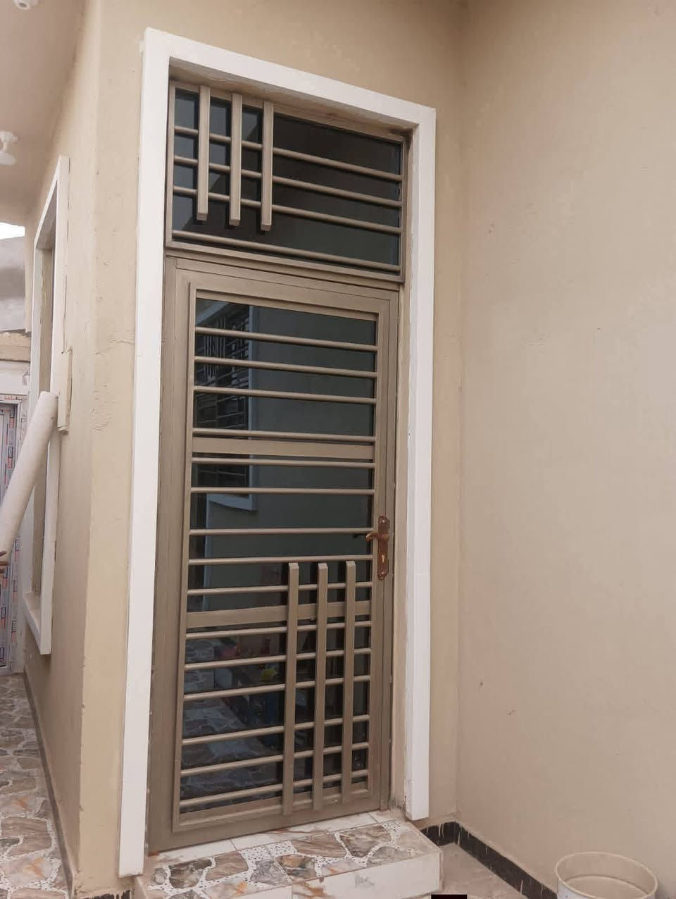 عمل ابواب وشبابيك درجه اولى نوع الحديد مليم ونص اطار الشباك جنل  ثلاثه انج 4 مليم  سعر المتر 45 المكان حله وتساب***********
