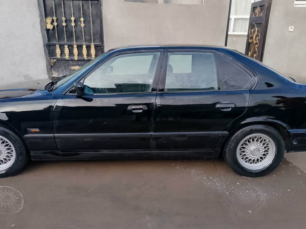 بي ئێم ٥٢٥ 
مۆدیل ١٩٩٣
فول مواسفات. بس گێر عادیه
گێر و مه کینه و ته برید کامل به شه رت
سه یاره که سبوغ عامه ل جوانی 
جه مپی زۆر خه فیفی هه یه
ڕه قم و سه نه وی نوێیه هه تا ٢٠٣٠
هه موو شتێکی به شه رته و مزبوته
نرخی ٦٣ ورقه و مجالێکی که م
له هه ولێره. ***********. واتس اب و فایبر أربيل, العراق
