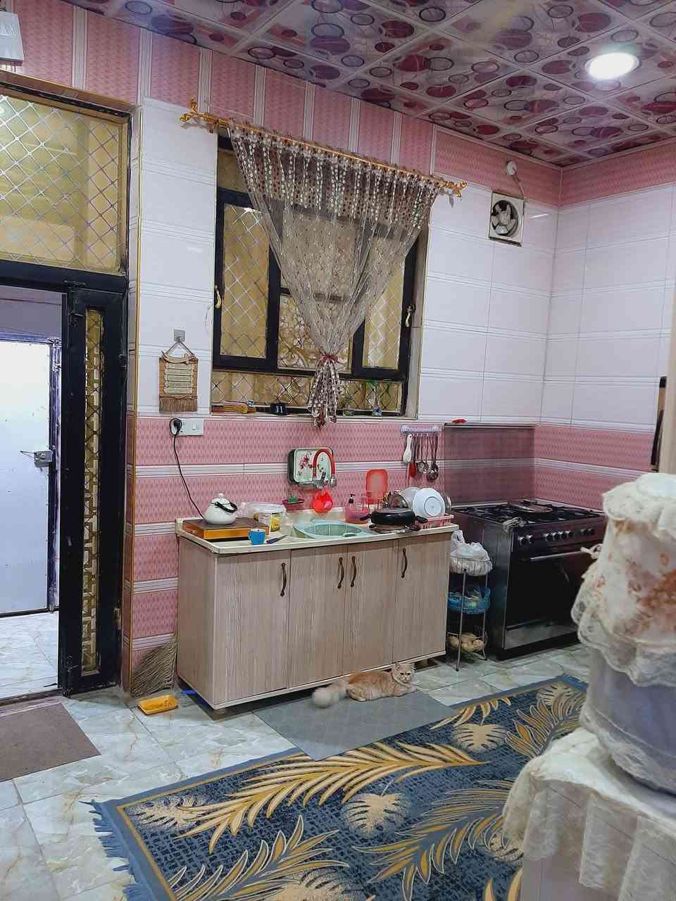 بيت وشقه للبيع المساحه 138م البيت يحتوي غرفتين وصاله واستقبال وصحيات داخليه وخارجيه ومناور اثنين ومطبخ والشقه غرفتين وصاله ومطبخ وصحيات العنوان الحبوبي قرب شركة زين القديمه للاستفسار عالرقم ***********
