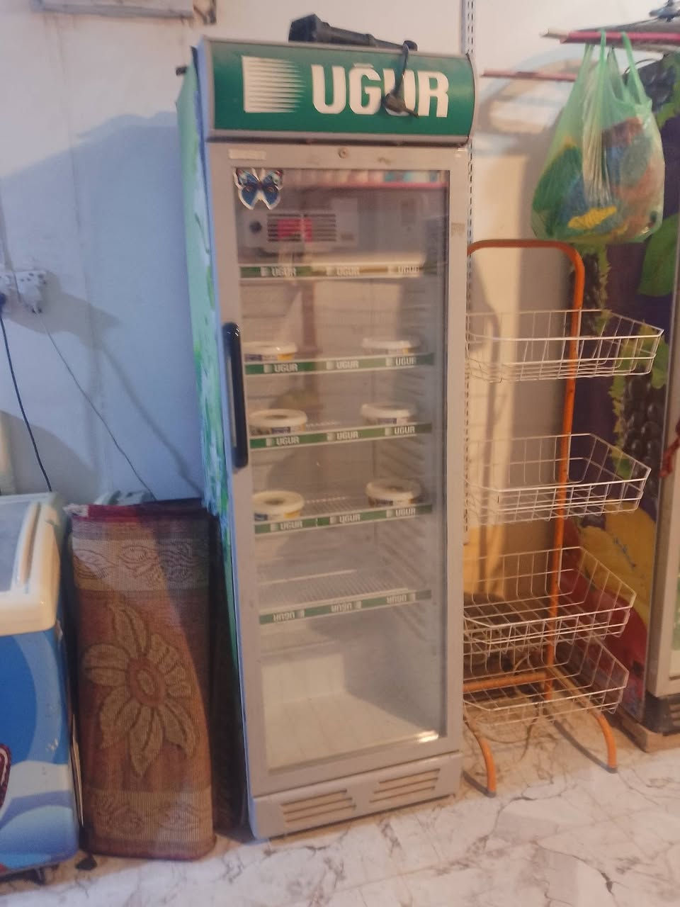 سلام عليكم عارضات العدد 5 ثلاث عارضات واثنين مجمدات البيع العنوان بغداد المشتل شارع التومنيه  ورقم لاستفسار ***********
