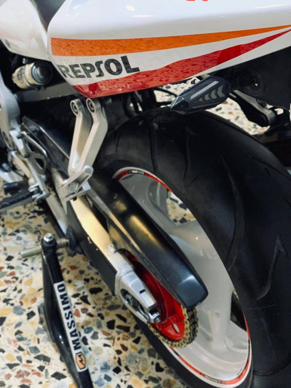 سلام عليكم
دراجه f4i 2004 600cc

للبيع الدراجة مكينتها مفتوحة الدراجة نكره بكل وقت ترايك وين متريد  منفيس او مكاتبه فقط

عنواني: ابوغريب

***********
