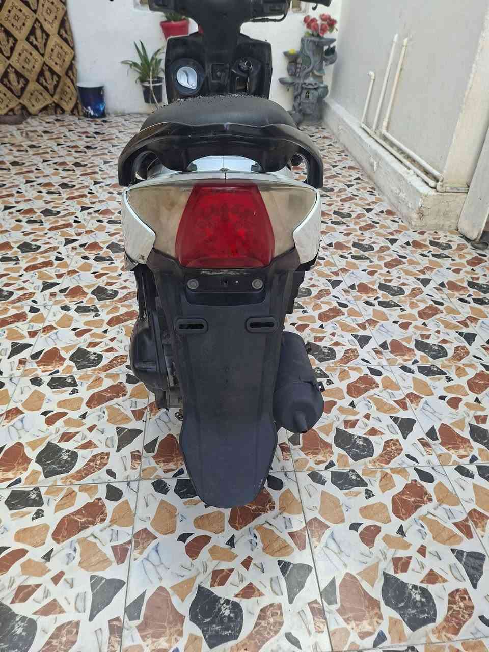 مكلف بالنشر. ٢٠٠ الف 
للبيع سايم جي تي شغال بس متروكه نضيفه حيل للبيع بيهه تبخير ونقص بطاريه للعلم كابريتر مو نوزل اني ماريد اصلح ابيع على وضعهه للاستفسار اكثر ***********
