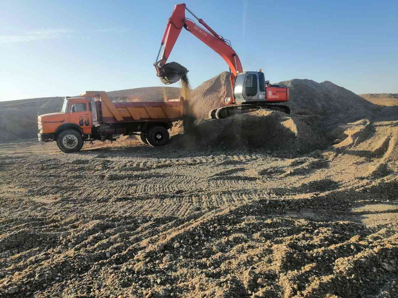 حفارة موديل 200 حجم 210 فايف LS رقم واسط الماني مكان الرمادي ***********
