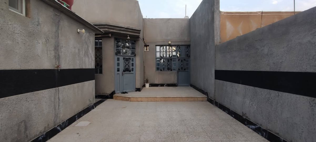 دار للبيع مساحه 315م معه مشتمل منفصل 55م
جنس الارض طابو زراعي اقرار محكمه.... الواجهيه 11 م . . . لباقي نزال .... 
الشارع الرئيسي 35 م 
خدمات ماء... مجاري... كهرباء... تبليط على شارع الرئيسي 
يحتوي الدار على
1. استقبال 7×4
2.مطبخ 6×4.5
3. صاله 10×4
4.غرفه 4×4
5غرفه 6×4 +ملحقه 
6.صحيات 4
  
يحتوي المشتمل على
1.صاله 3×6
2.غرفه 3.5×6
3.مطبخ 3×4
4.حمام 

العنوان كربلاء المقدسة  خلف مجمع العتبه العباسيه وخلف شركه نور الكفيل 
تبعد عن طريق يا حسين 600م
تصلح حسينيه أو دار +مشتمل سكني 
***********
***********
