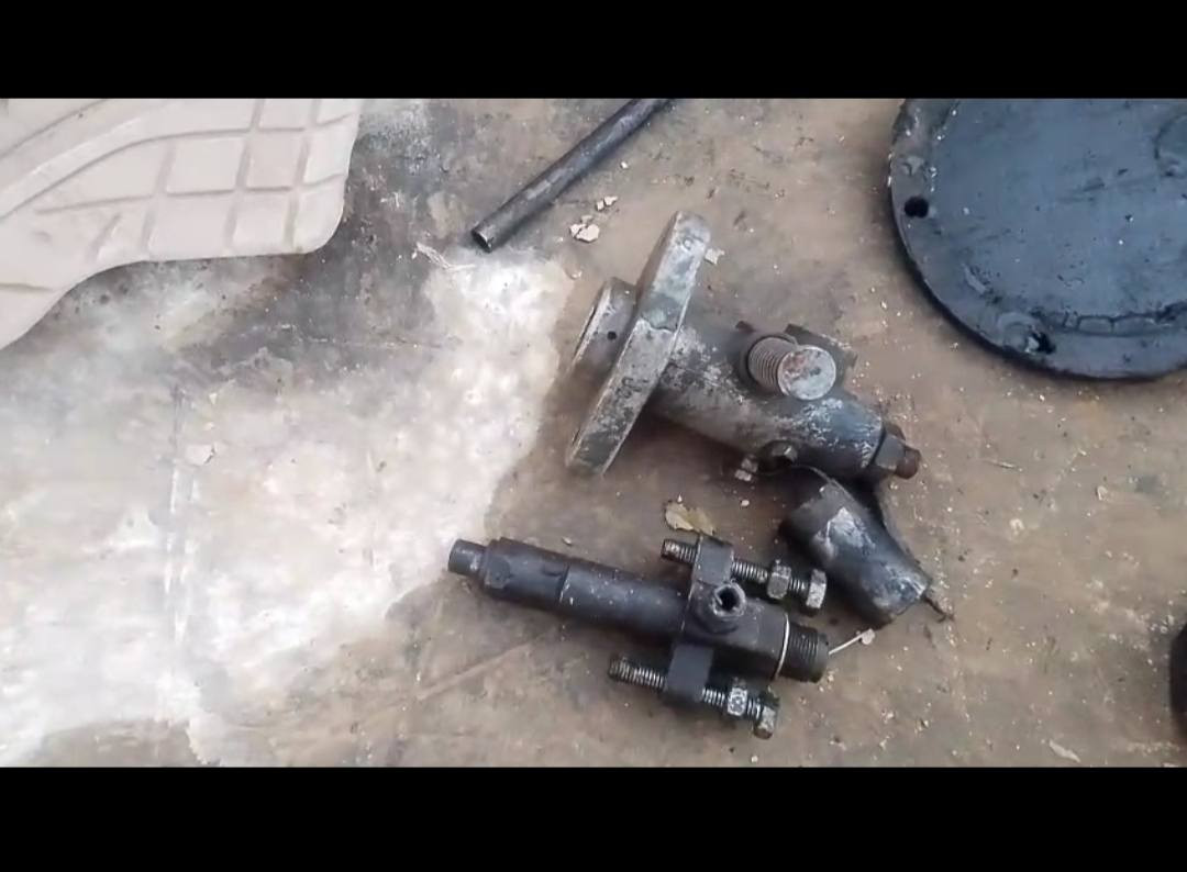 غراض تفصيخ هندوري للبيع للاستفسار ***********
طرمبة اصلية +فلاوين حجم كبير 100+كور بلادي كامل
نوزل بلادي +دشالي بلادية + كتوف بلادية +اويل بم بلادي 
+بليي 11انج موطور +بليي 7انج داينمو او خنزيرة +قاعدة داينمو +خنزيرة تبريد ماء
