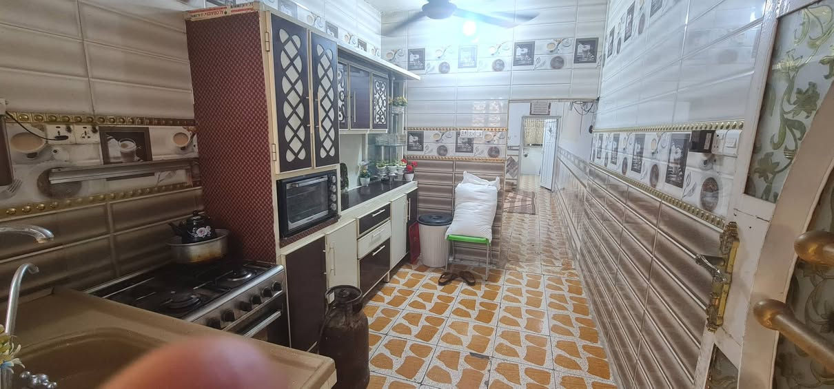 .بيت للبيع منطقة ابو رمانه خلف مركز الشرطه المساحه ١٣٠ قاطين الأرضي صحيات حمام خارجي وداخلي واستقبال ومطبخ وصاله وغرفه . والقاط الثاني ٣ غرف . السعر والاستفسار الاتصال على هذا الرقم ***********

