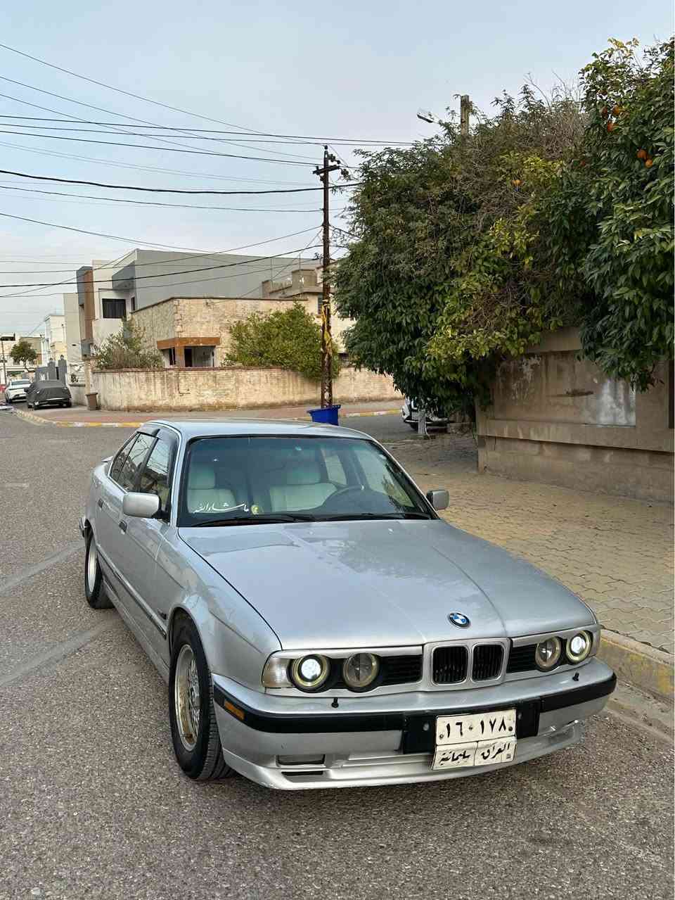 سلام و علیکم 
بی ام مۆدیل ١٩٩٣ 
سەنەوی تا ٢٠٢٧ کۆبۆنی بەنزینی هەیە
کوشن جلد سبی تەبرید سارد ئیشەکات 
جوار ویل حەسیر بیلادی لە بنە لەگەل چوار تایەی تازە
سەیاریە زۆر جوان ماوەتەوە لە وینەکە جۆنە هەر وایە
سعری ٦٩ مجالی کەم شوێن کەرکوک
*********** دكوك, كركوك
