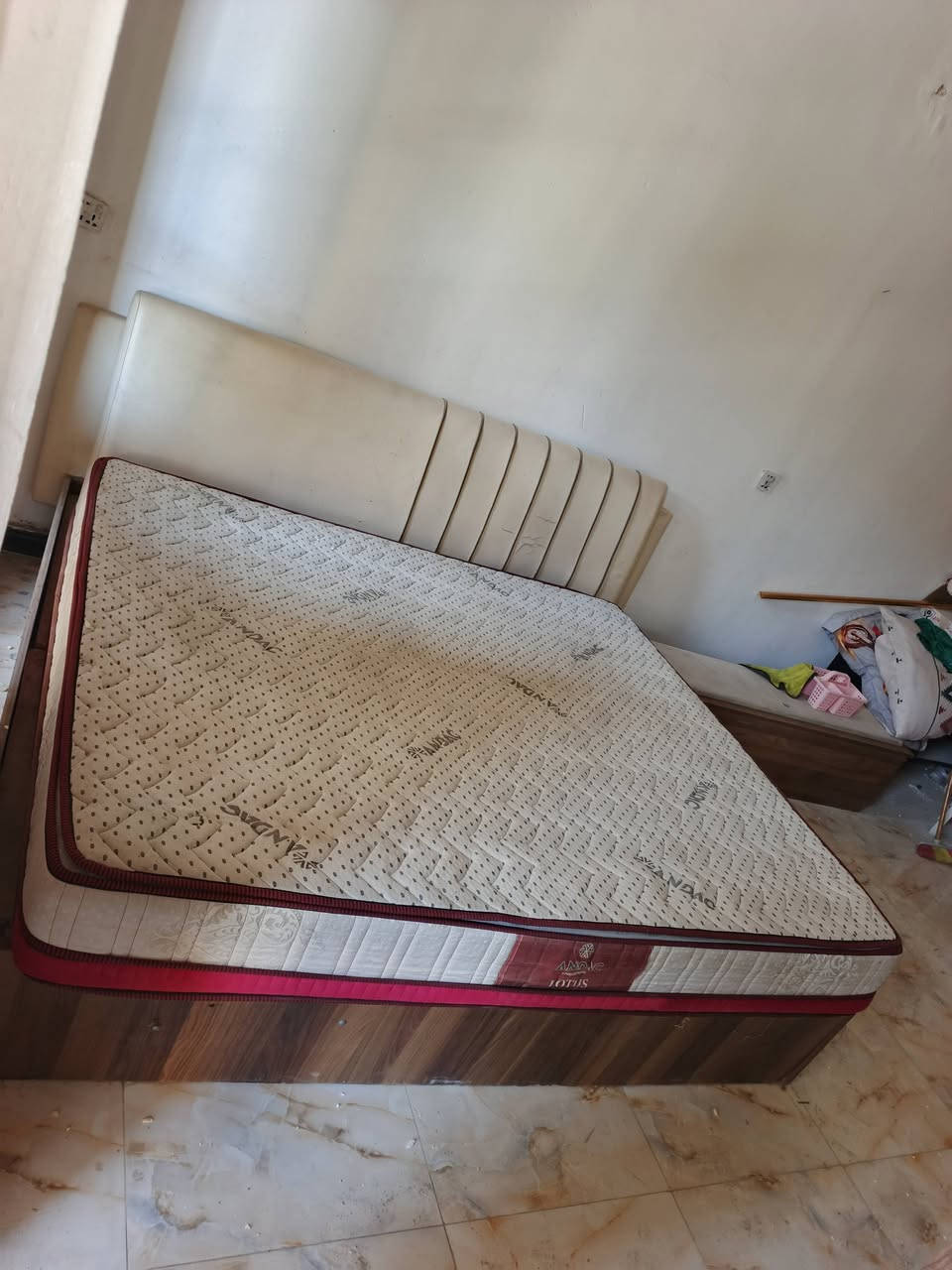 غرفه تركيه نوعيه ممتازه سعره 100 الف  نضيفه بيه تلحيضات بغداد حي جهاد بدون خاص  ***********
