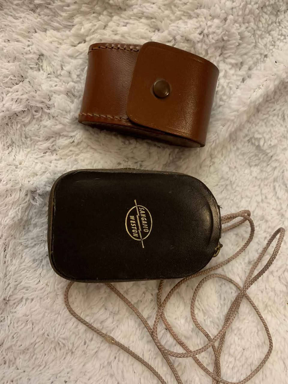 مجموعة تصوير فوتوغرافي كاملة من حقبة الستينيات، محفوظة بعناية وبحالة جمالية ممتازة:
الكاميرا: Kodak Retinette IA (صناعة ألمانيا الغربية) - ميكانيكية بالكامل مع عدسة Schneider-Kreuznach الشهيرة وحقيبتها الجلدية الأصلية.
مقياس الضوء (حساس الإضاءة): Weston Master V (صناعة بريطانية) - الجهاز الأيقوني للمصورين المحترفين، يعمل بدون بطارية ويعطي قراءات دقيقة للضوء.
الفلاش: National PE-204 - فلاش كلاسيكي ياباني متوافق مع الكاميرا.
المجموعة تعتبر تحفة فنية (Vintage) تصلح للاقتناء، الديكور الفاخر، أو حتى لمحبي تجربة التصوير بالفيلم التقليدي.
الحالة: المجموعة نظيفة جداً كما موضح في الصور، مع الحقائب الجلدية الأصلية.
السعر المطلوب : 150,000 
للاستفسار : خاص او اتصل على الرقم *********** بغداد, العراق
